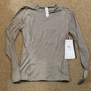 lululemon NWT Nulu crewneck long sleeve S RVSN